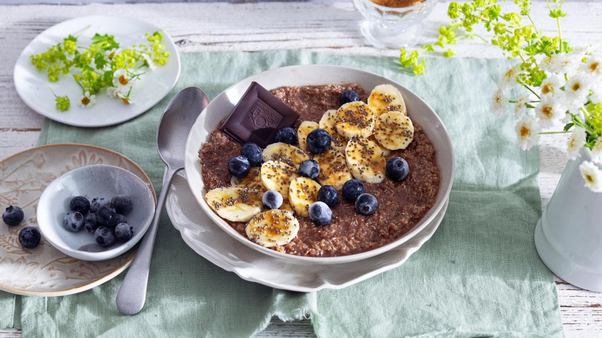 Quinoa Bowl mit Banane und Schoko